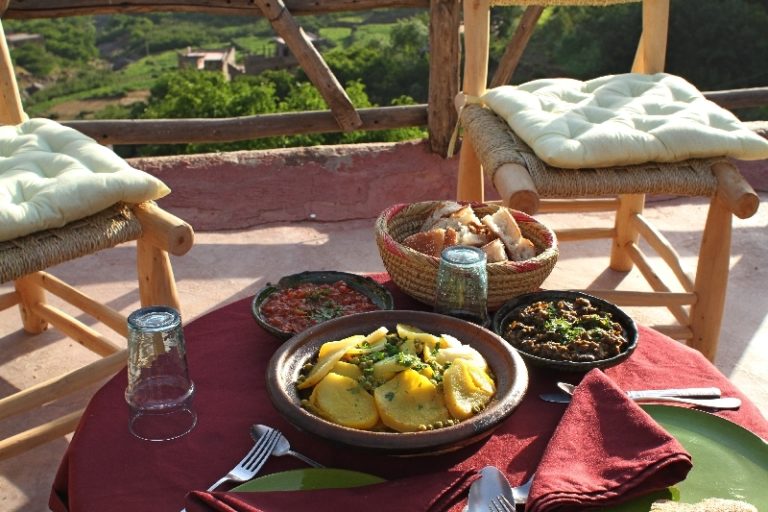 Auf der Dachterrasse kannst du das beste Essen Marokkos geniessen.