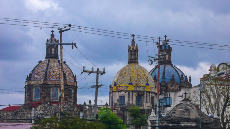 Kuppeldächer einer Kirche in Mexiko City