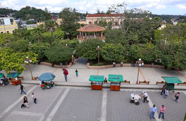 Die schöne, grüne Plaza von Papantla