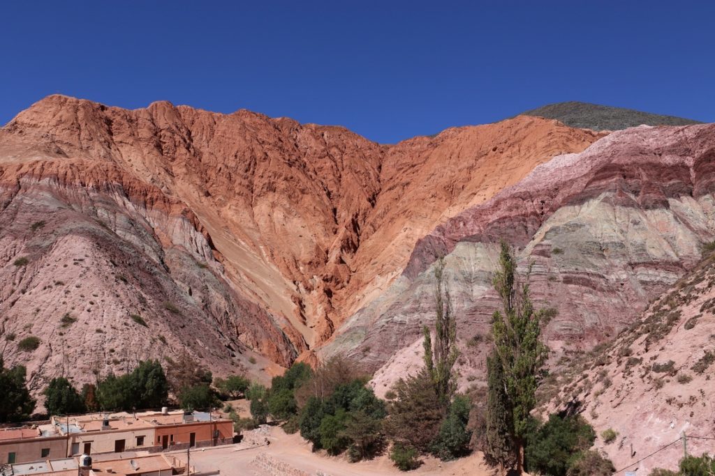 der siebenfarbige Felsen von Purmamarca in Argentinien