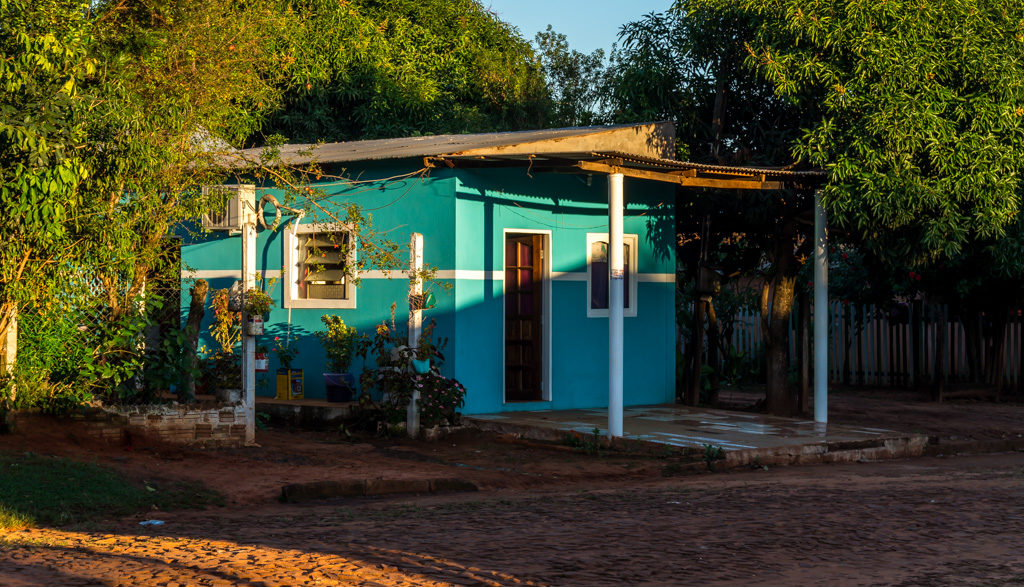 Kleine, dafür bunte Häuschen in Paraguay